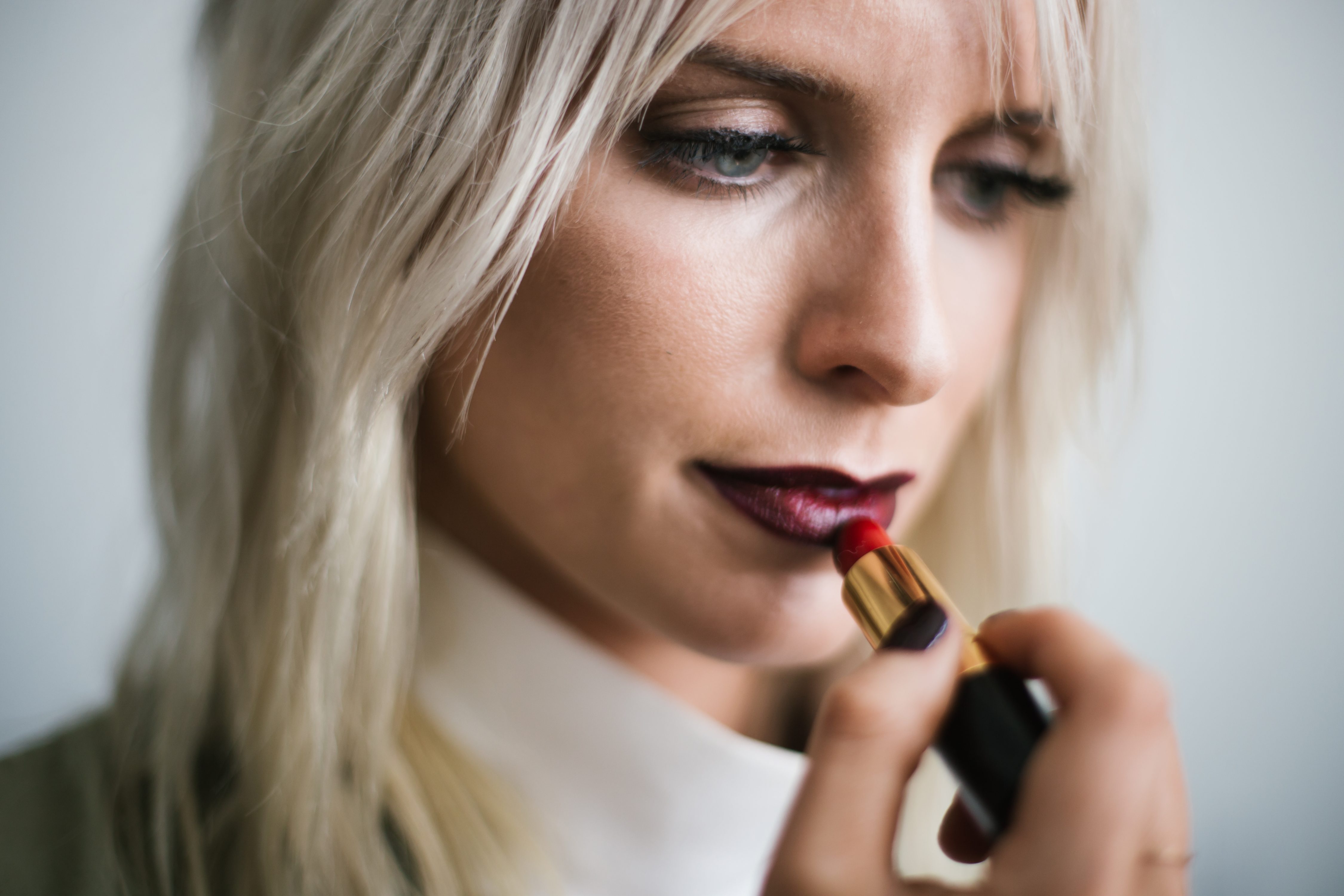 Ombre Bitten Lip oxblood burgundy dark lips platinum blonde beauty how-to tutorial fall autumn 2016 // Charleston Fashion Blogger Dannon Like The Yogurt