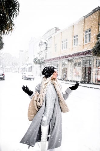 Snow in Charleston SC king street January 4th 2018 white skinny jeans gray wool long coat forever 21 black ankle boots beanie gray knit sweater turtleneck Charleston Fashion Blogger Dannon Like The Yogurt